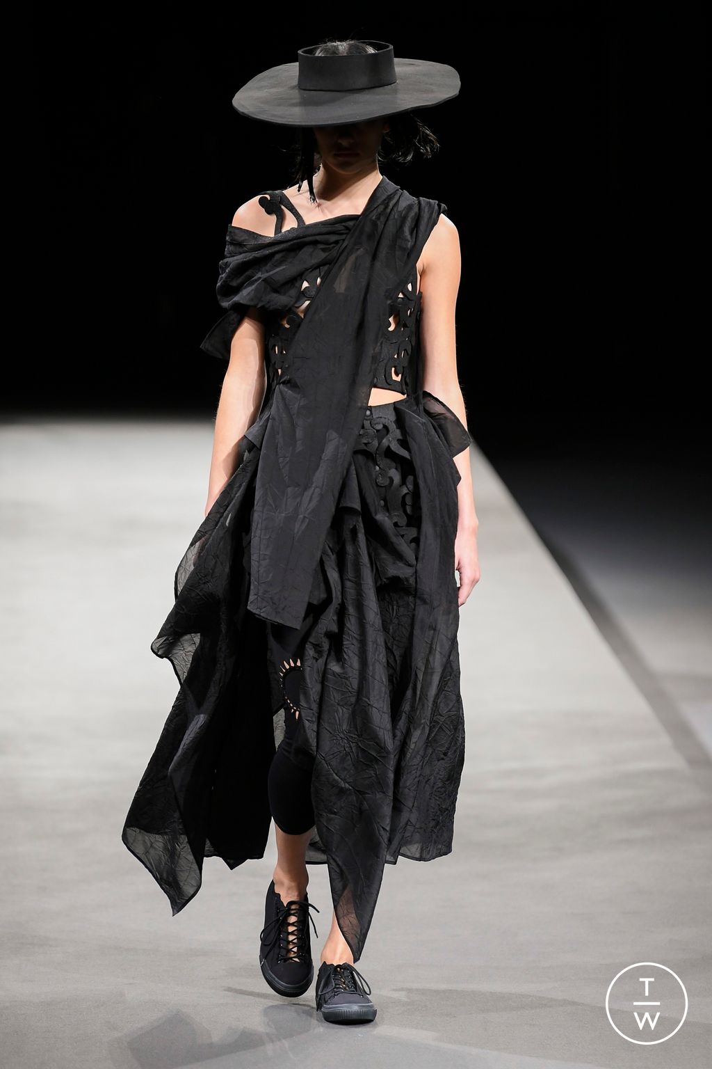 Fashion Week Paris Spring/Summer 2023 look 41 from the Yohji Yamamoto collection womenswear