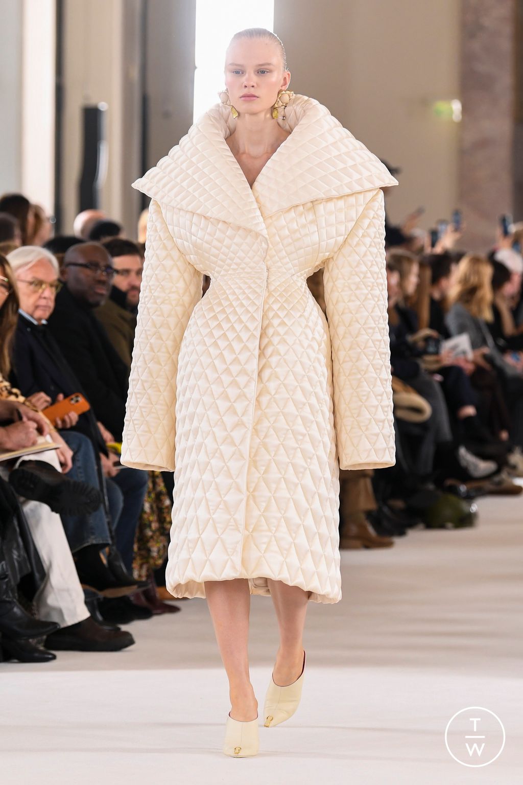 Fashion Week Paris Spring/Summer 2023 look 3 de la collection Schiaparelli couture