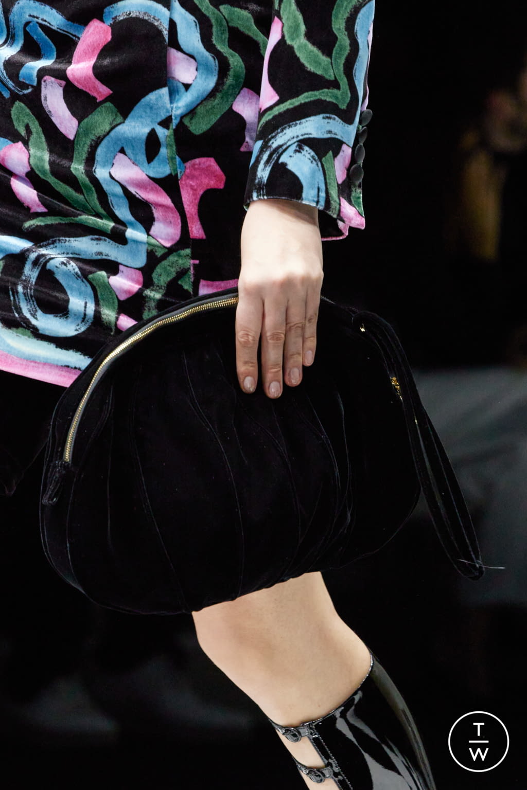 Fashion Week Milan Fall/Winter 2022 look 2 from the Emporio Armani collection womenswear accessories
