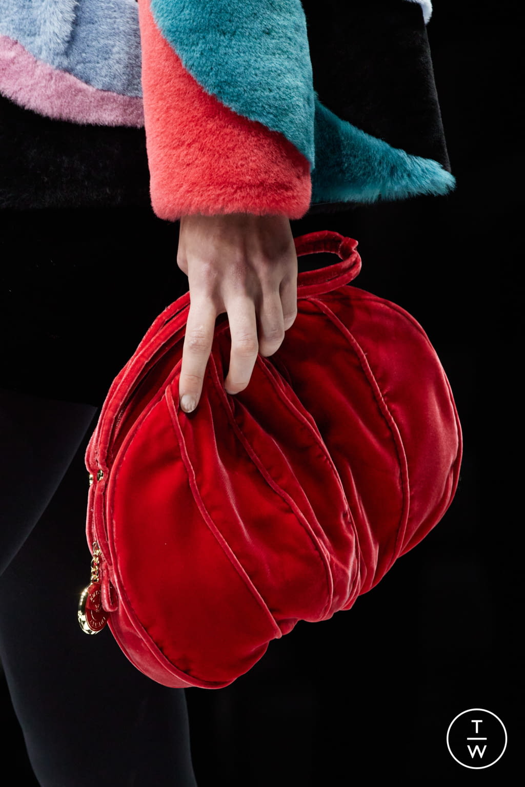 Fashion Week Milan Fall/Winter 2022 look 3 from the Emporio Armani collection womenswear accessories