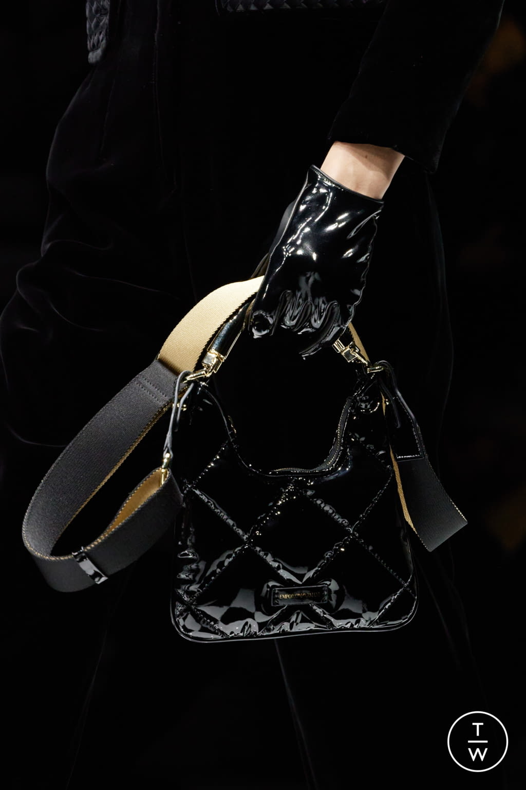 Fashion Week Milan Fall/Winter 2022 look 15 from the Emporio Armani collection womenswear accessories