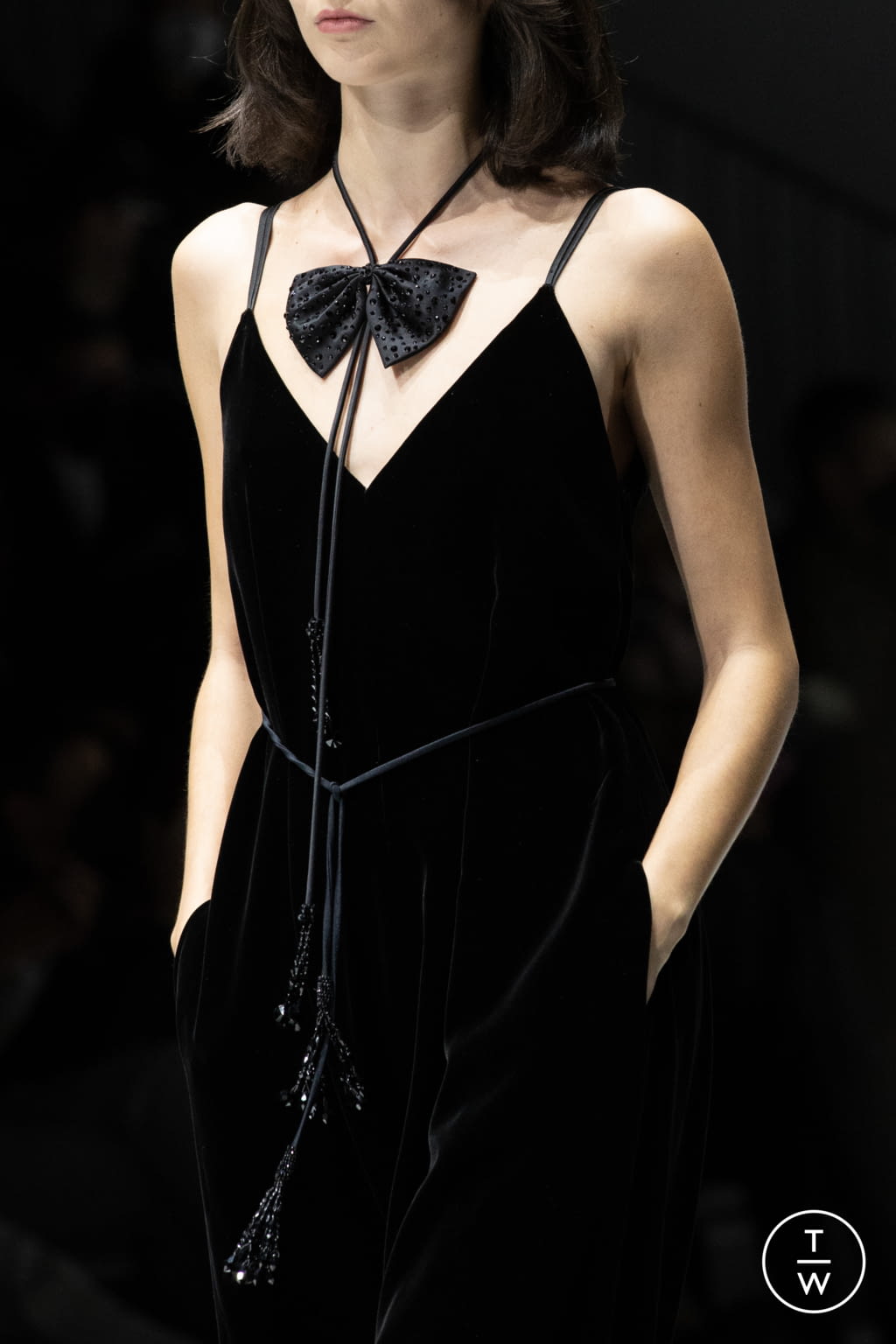 Fashion Week Milan Fall/Winter 2022 look 76 from the Emporio Armani collection 女装配饰