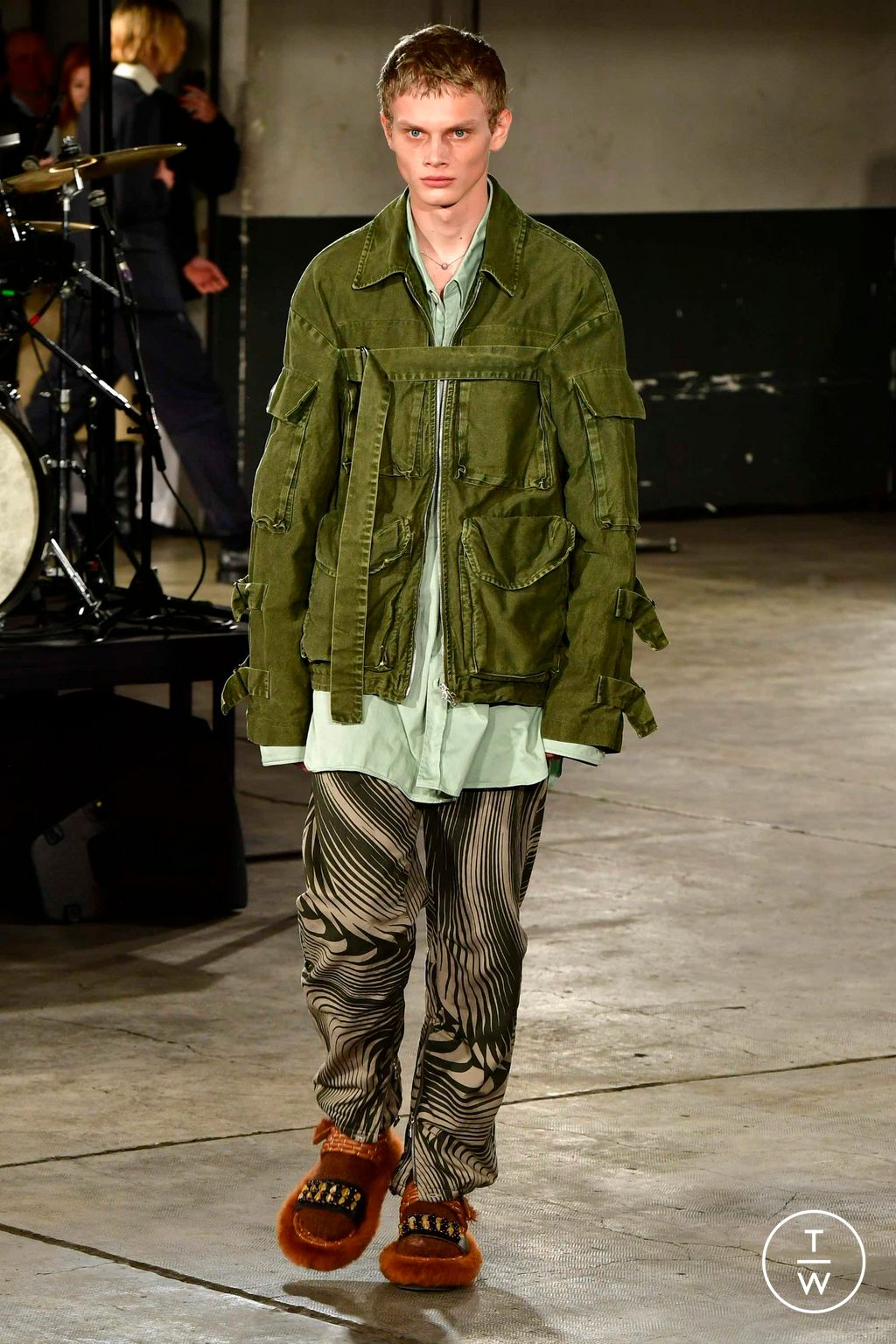Fashion Week Paris Fall/Winter 2023 look 42 from the Dries Van Noten collection menswear