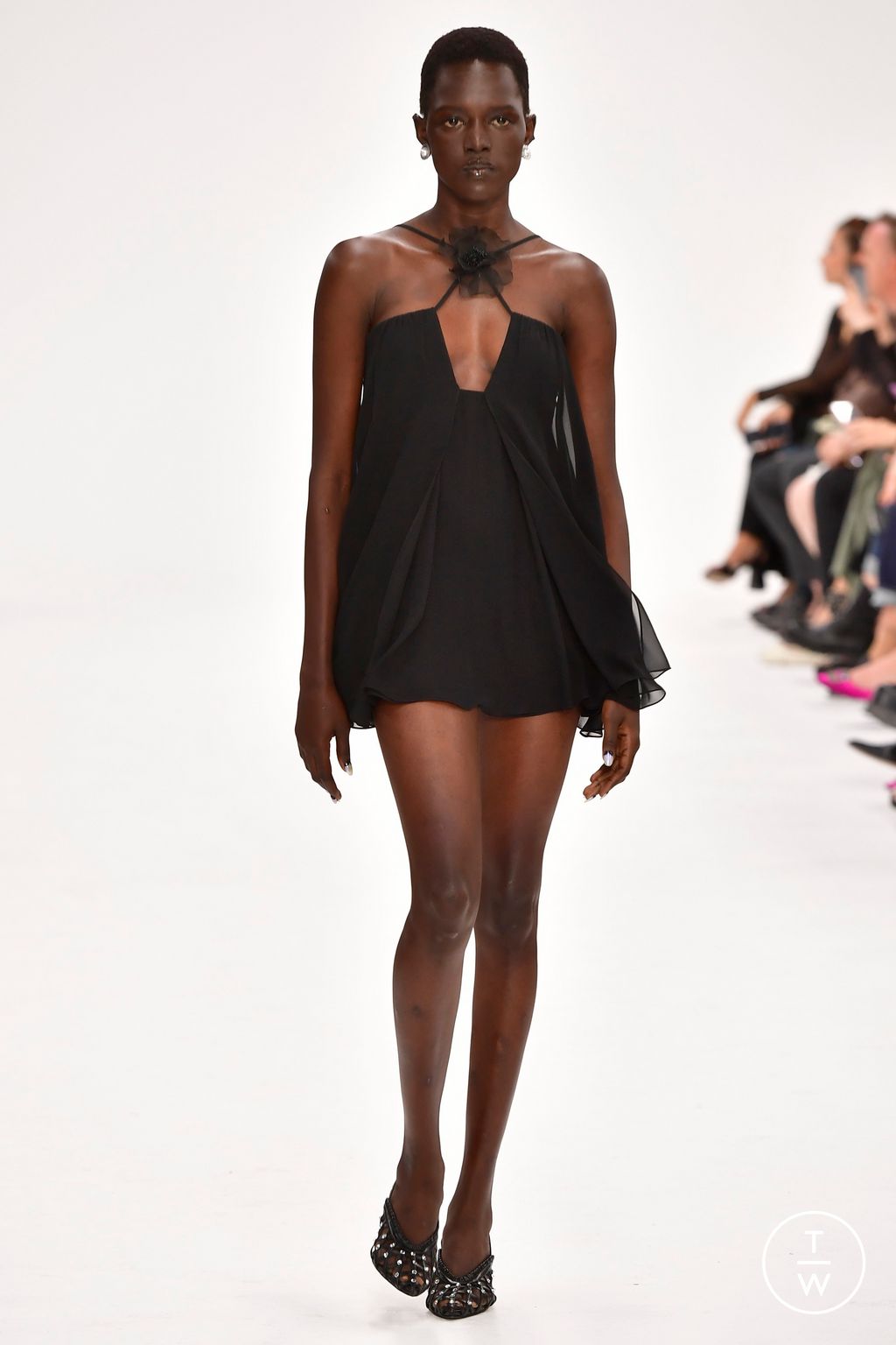 Fashion Week London Spring/Summer 2023 look 35 from the Nensi Dojaka collection 女装