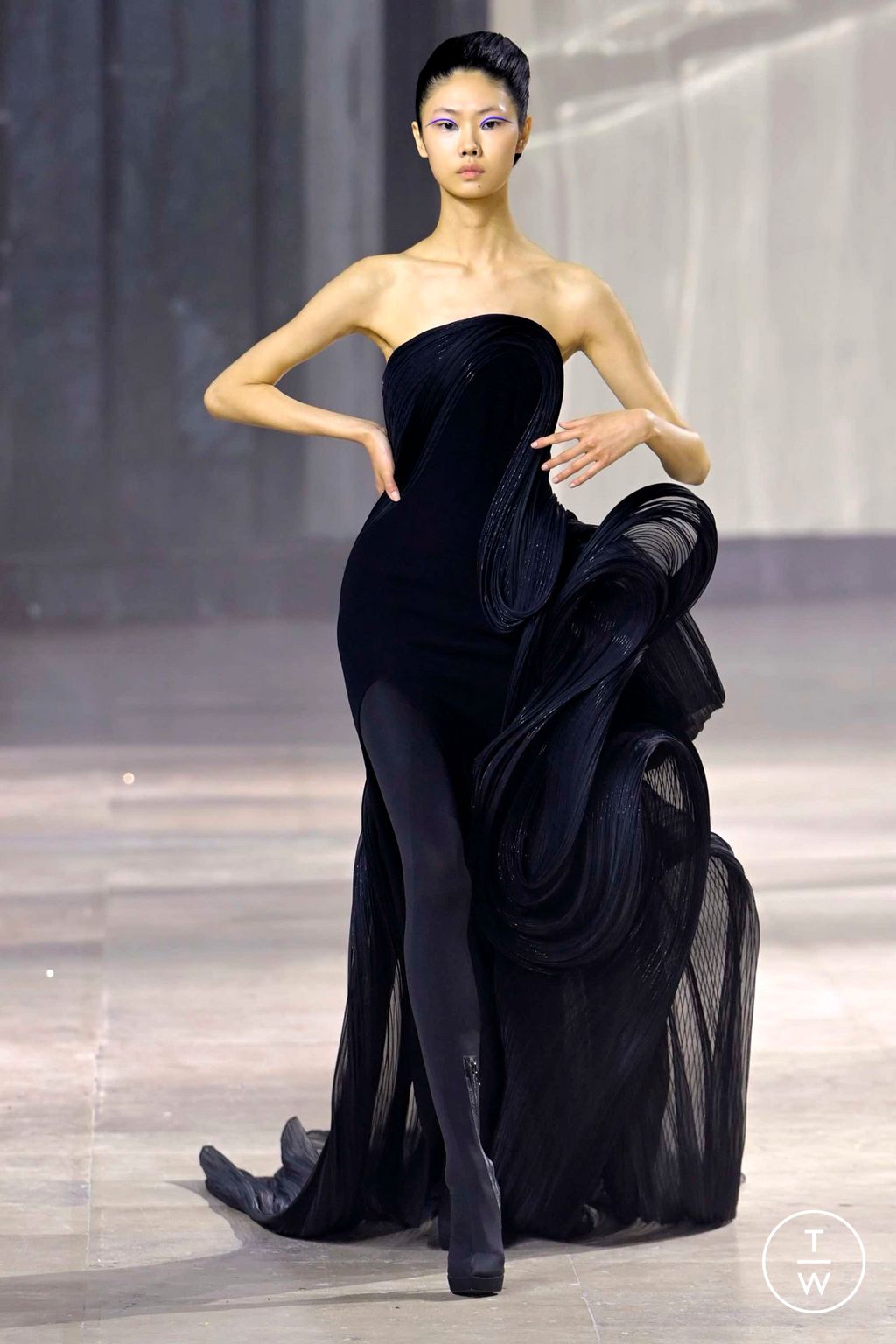 Fashion Week Paris Spring/Summer 2023 look 28 de la collection Gaurav Gupta couture