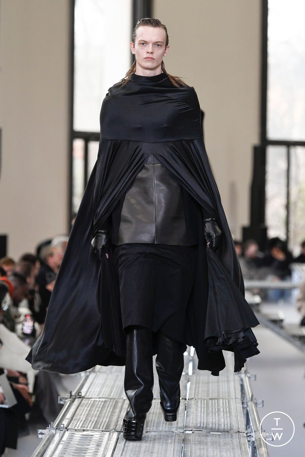 Fashion Week Paris Fall/Winter 2023 look 8 from the Rick Owens collection menswear