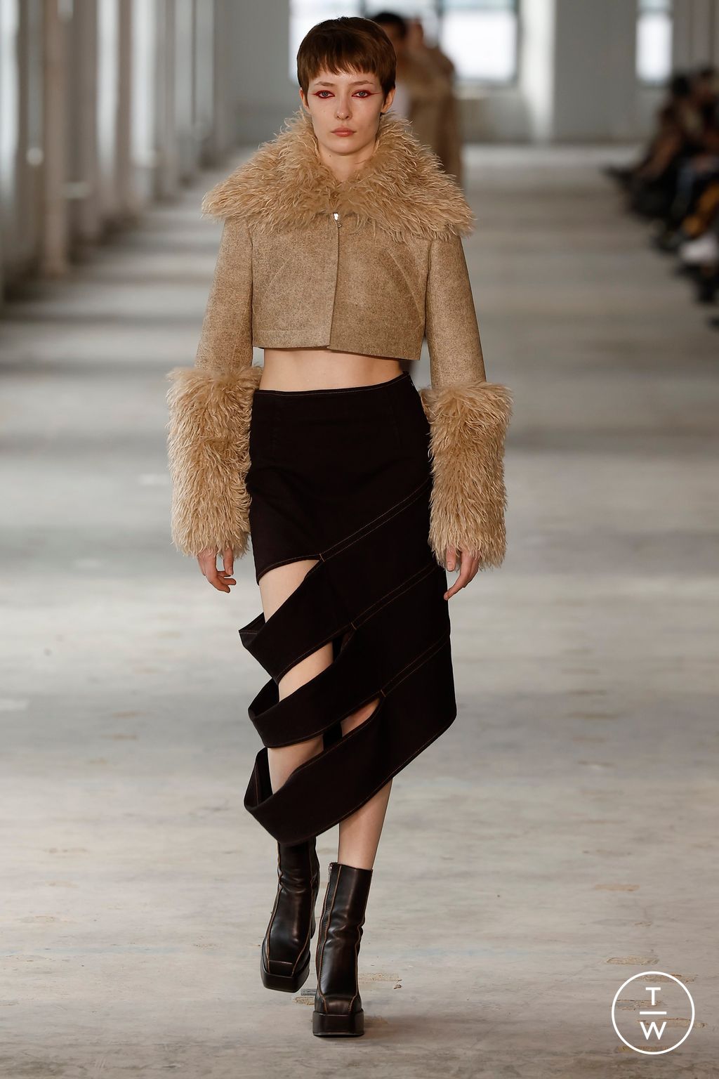 Fashion Week New York Fall/Winter 2024 look 1 de la collection Eckhaus Latta womenswear