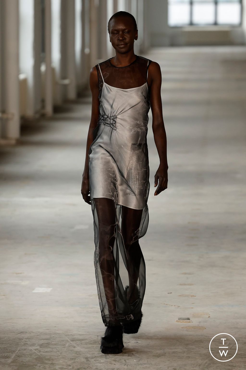 Fashion Week New York Fall/Winter 2024 look 30 de la collection Eckhaus Latta womenswear