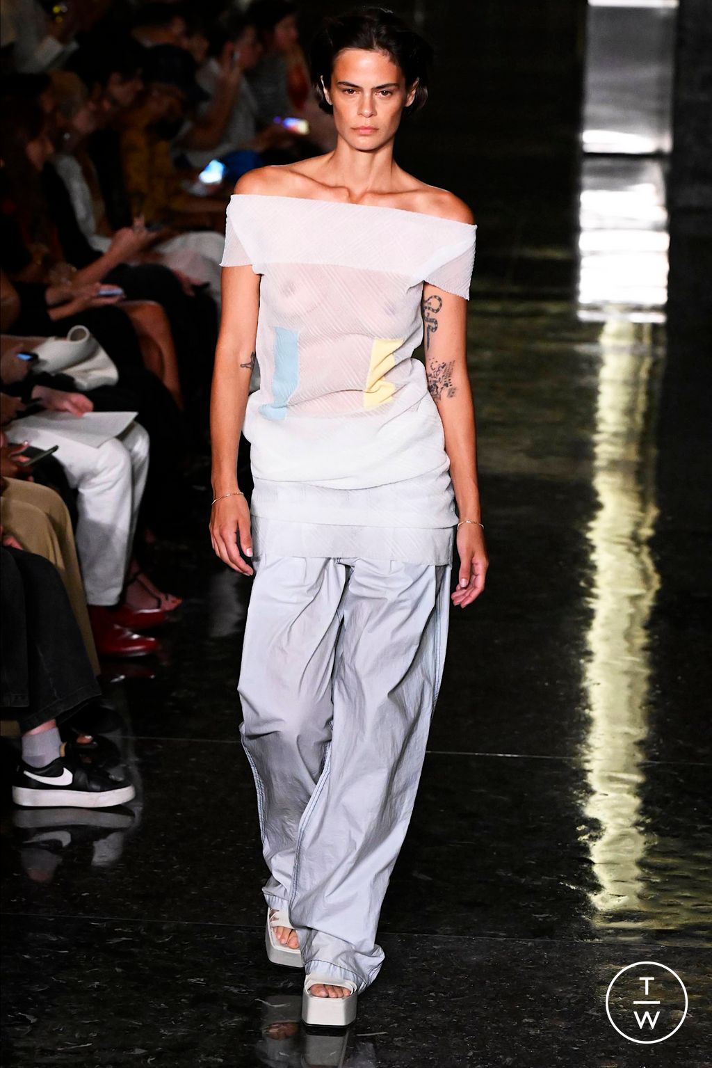 Fashion Week New York Spring/Summer 2024 look 18 de la collection Eckhaus Latta womenswear