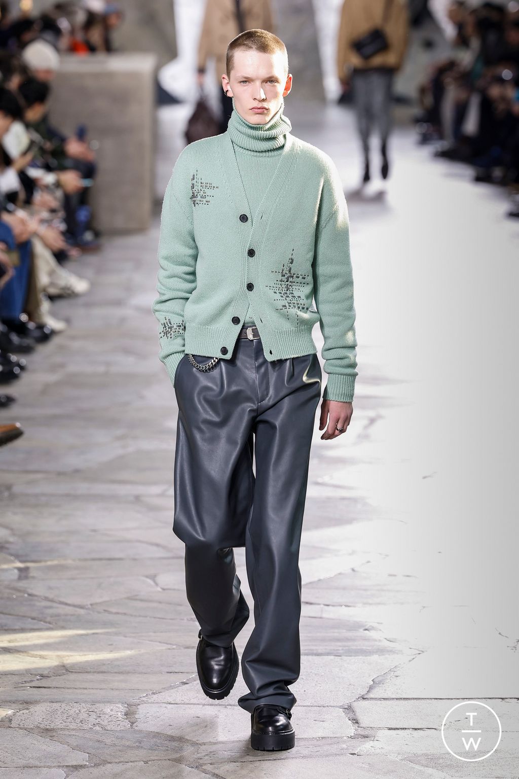 Fashion Week Paris Fall/Winter 2023 look 25 from the Hermès collection menswear