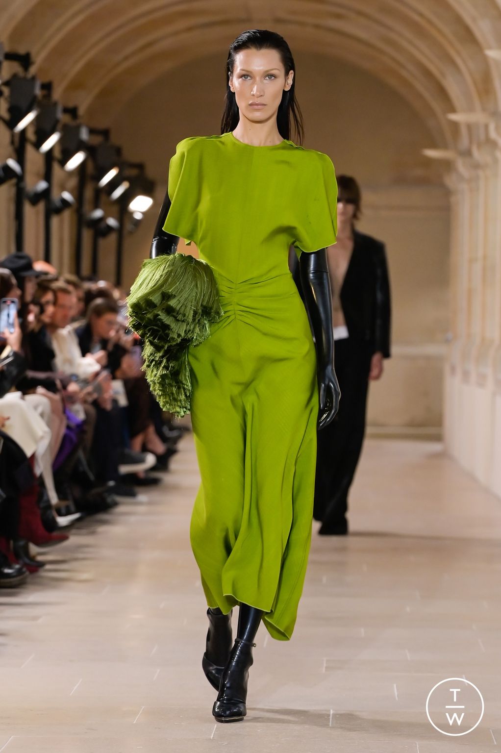 Fashion Week Paris Spring/Summer 2023 look 4 from the Victoria Beckham collection 女装