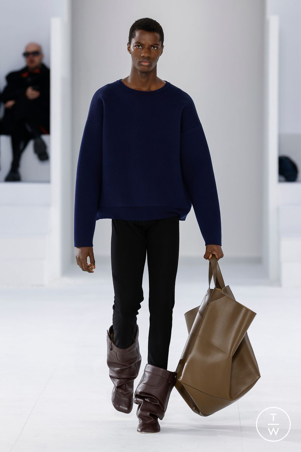 Fashion Week Paris Fall/Winter 2023 look 47 from the Loewe collection menswear