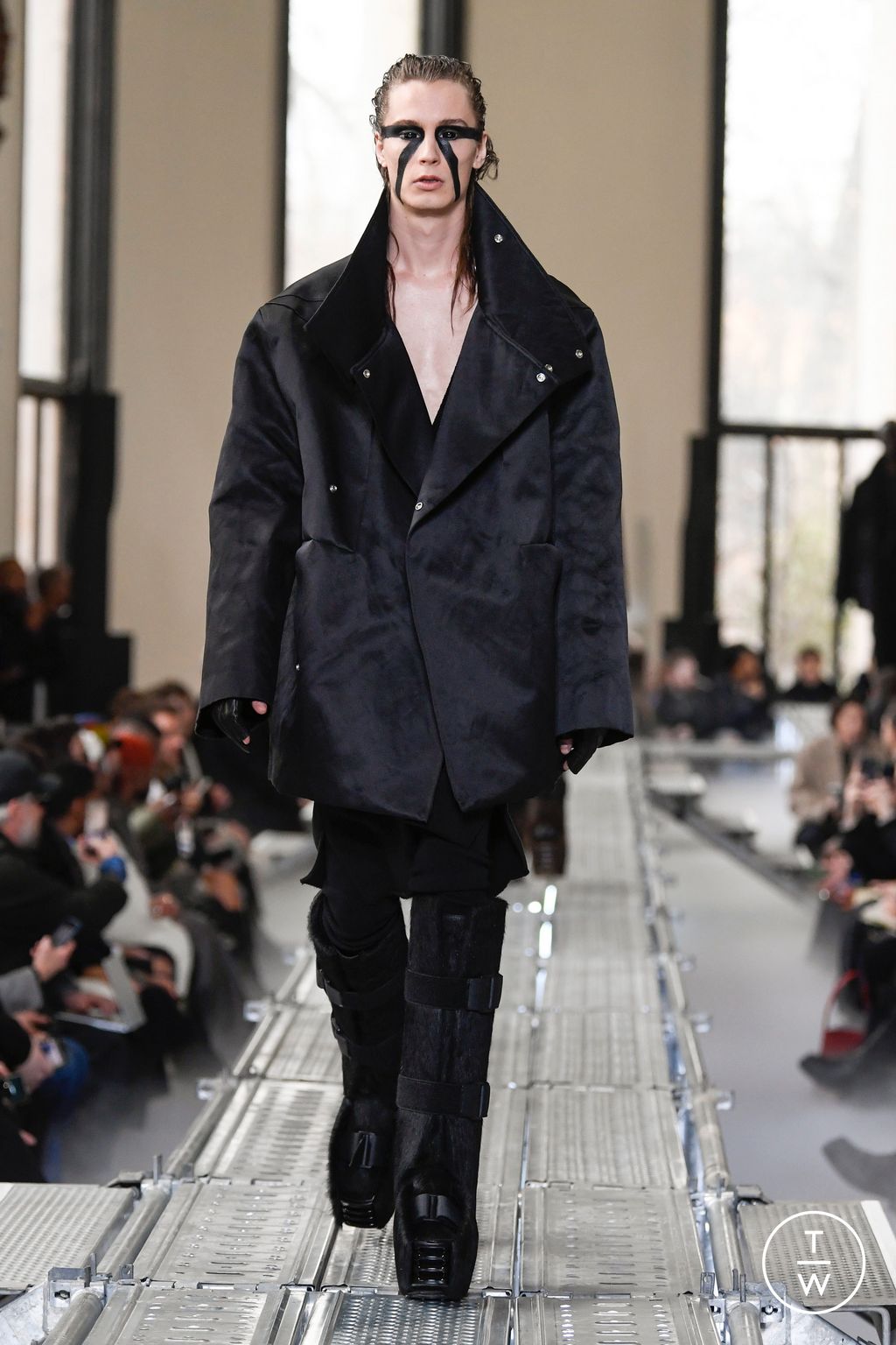 Fashion Week Paris Fall/Winter 2023 look 26 from the Rick Owens collection menswear