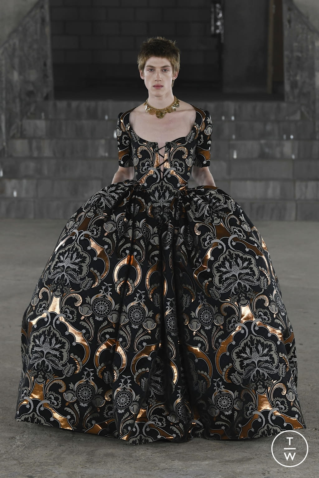 Fashion Week London Spring/Summer 2022 look 1 from the EDWARD CRUTCHLEY collection 女装