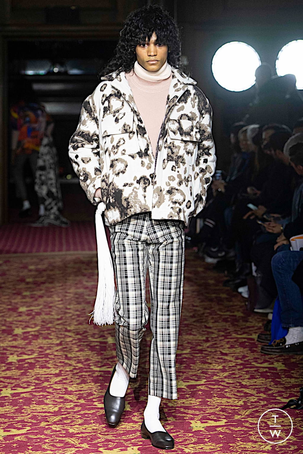 Fashion Week London Fall/Winter 2020 look 8 from the EDWARD CRUTCHLEY collection 男装