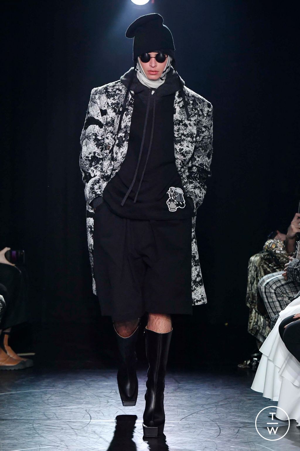 Fashion Week London Fall/Winter 2023 look 2 from the EDWARD CRUTCHLEY collection 女装