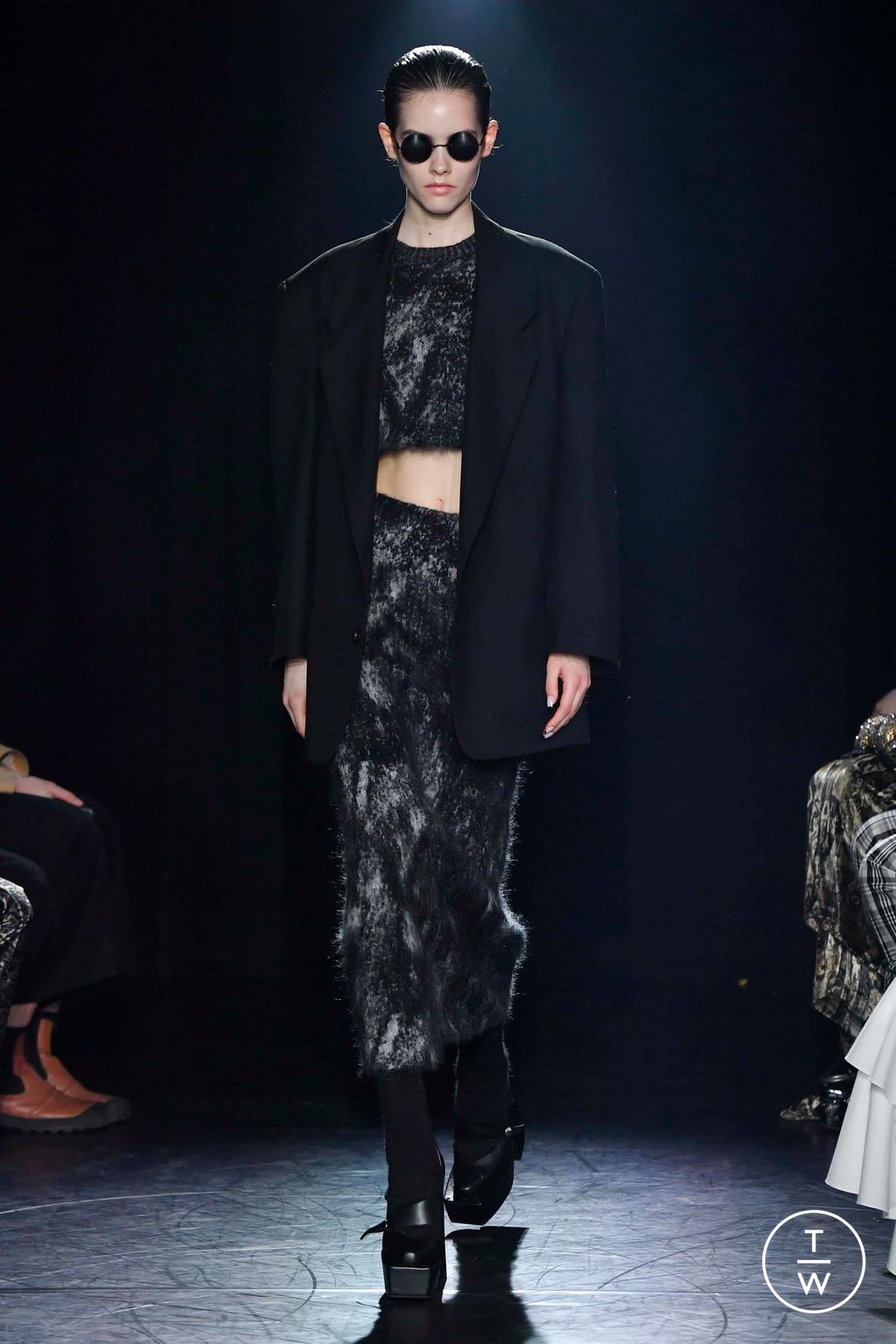 Fashion Week London Fall/Winter 2023 look 4 from the EDWARD CRUTCHLEY collection 女装