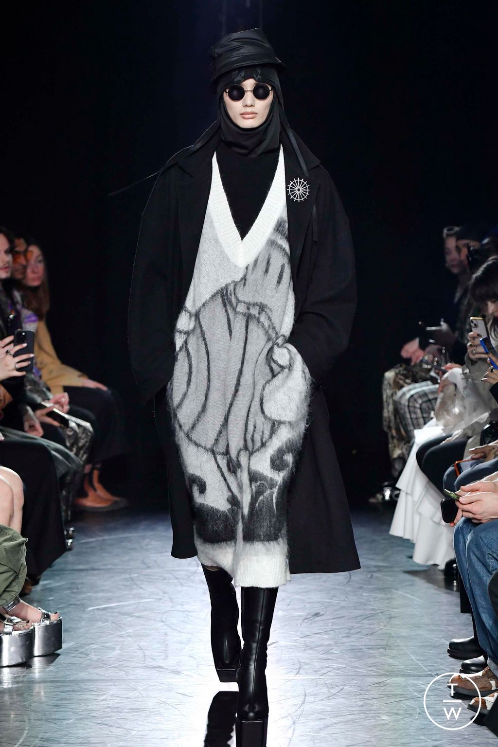 Fashion Week London Fall/Winter 2023 look 8 from the EDWARD CRUTCHLEY collection womenswear