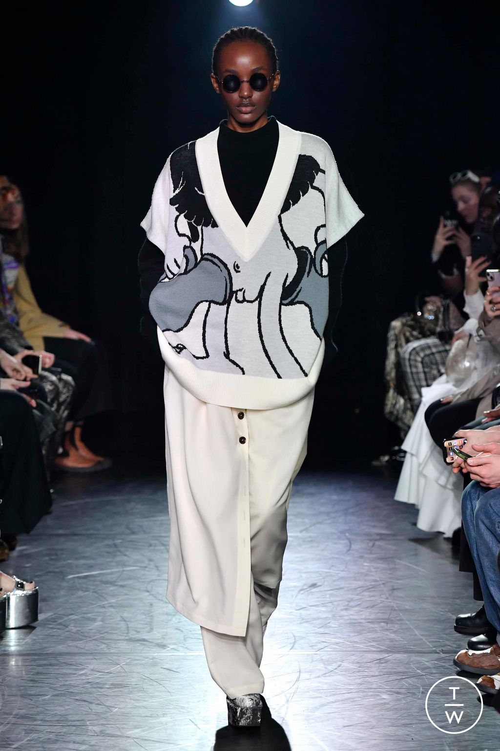 Fashion Week London Fall/Winter 2023 look 10 from the EDWARD CRUTCHLEY collection 女装