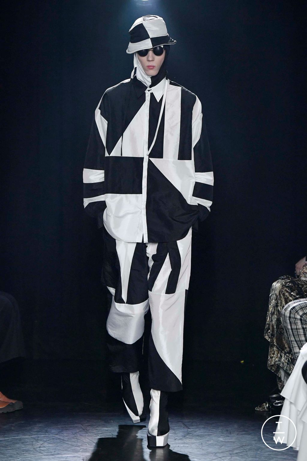 Fashion Week London Fall/Winter 2023 look 18 from the EDWARD CRUTCHLEY collection womenswear