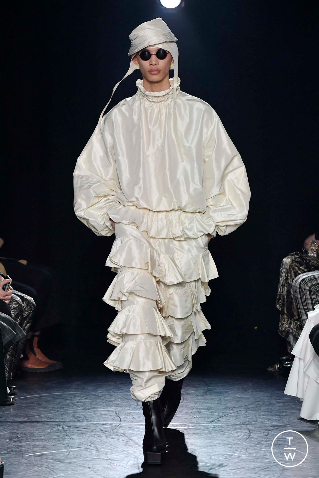 Fashion Week London Fall/Winter 2023 look 20 from the EDWARD CRUTCHLEY collection womenswear