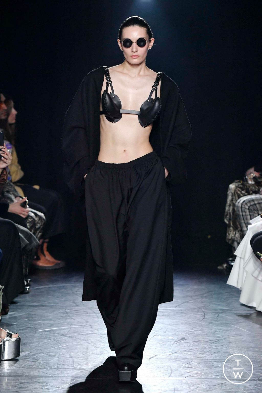 Fashion Week London Fall/Winter 2023 look 21 de la collection EDWARD CRUTCHLEY womenswear