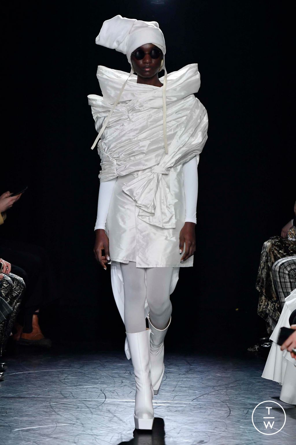 Fashion Week London Fall/Winter 2023 look 24 from the EDWARD CRUTCHLEY collection 女装