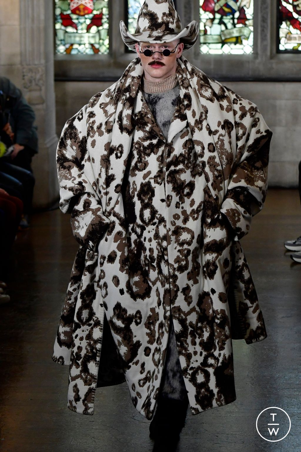 Fashion Week London Fall/Winter 2024 look 2 from the EDWARD CRUTCHLEY collection 女装