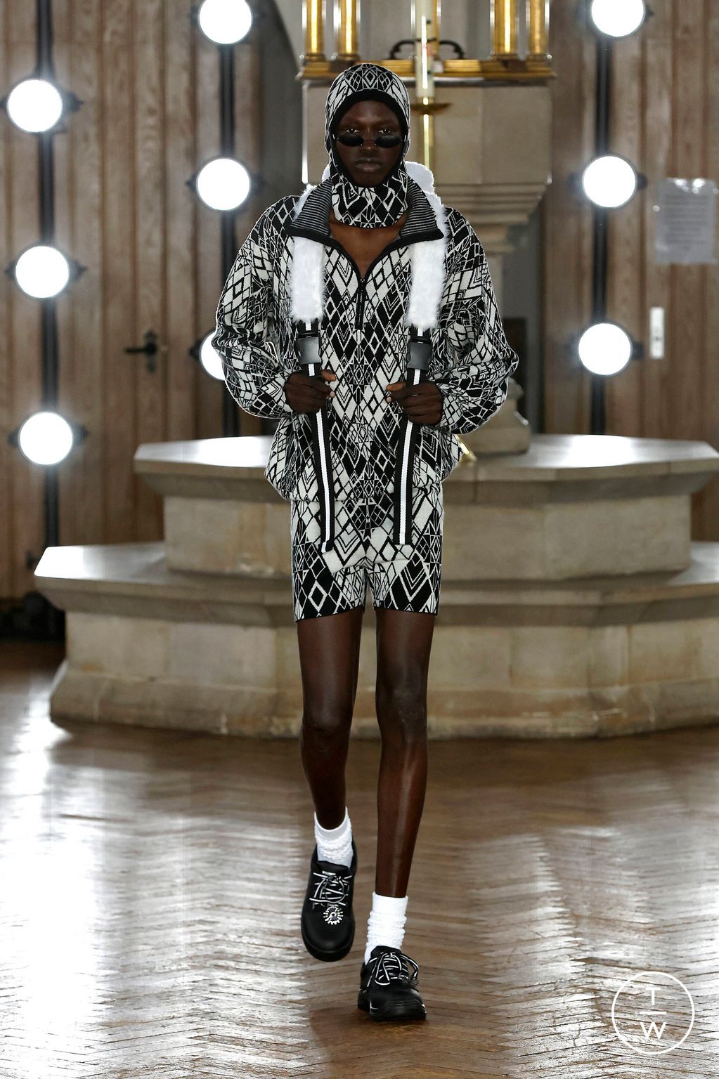 Fashion Week London Spring/Summer 2024 look 2 from the EDWARD CRUTCHLEY collection 女装