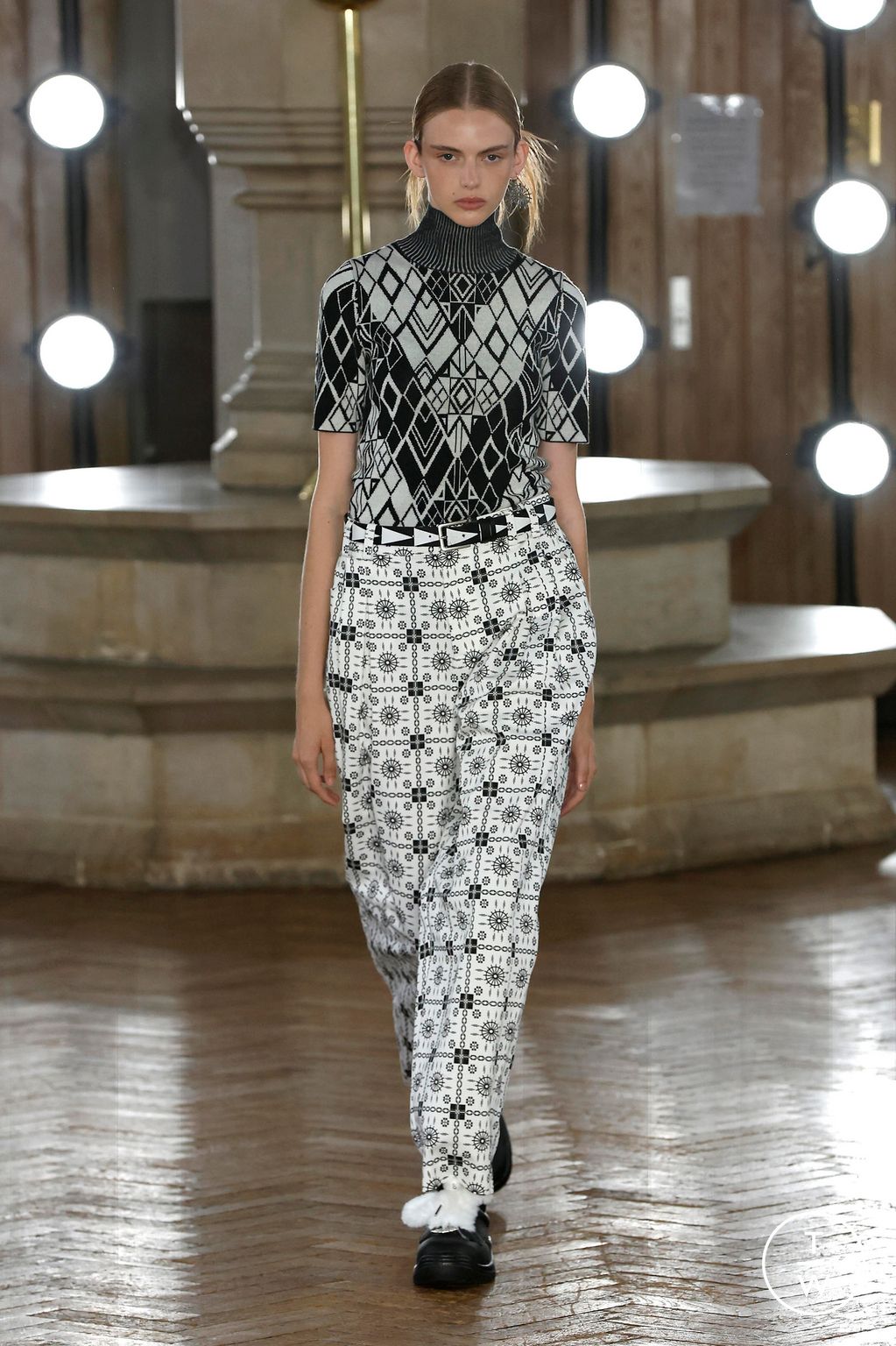 Fashion Week London Spring/Summer 2024 look 6 from the EDWARD CRUTCHLEY collection 女装