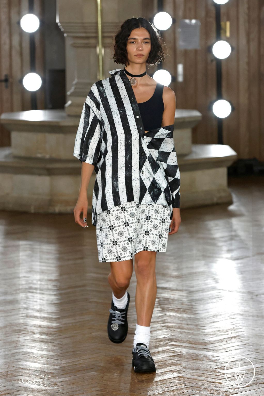 Fashion Week London Spring/Summer 2024 look 8 from the EDWARD CRUTCHLEY collection 女装