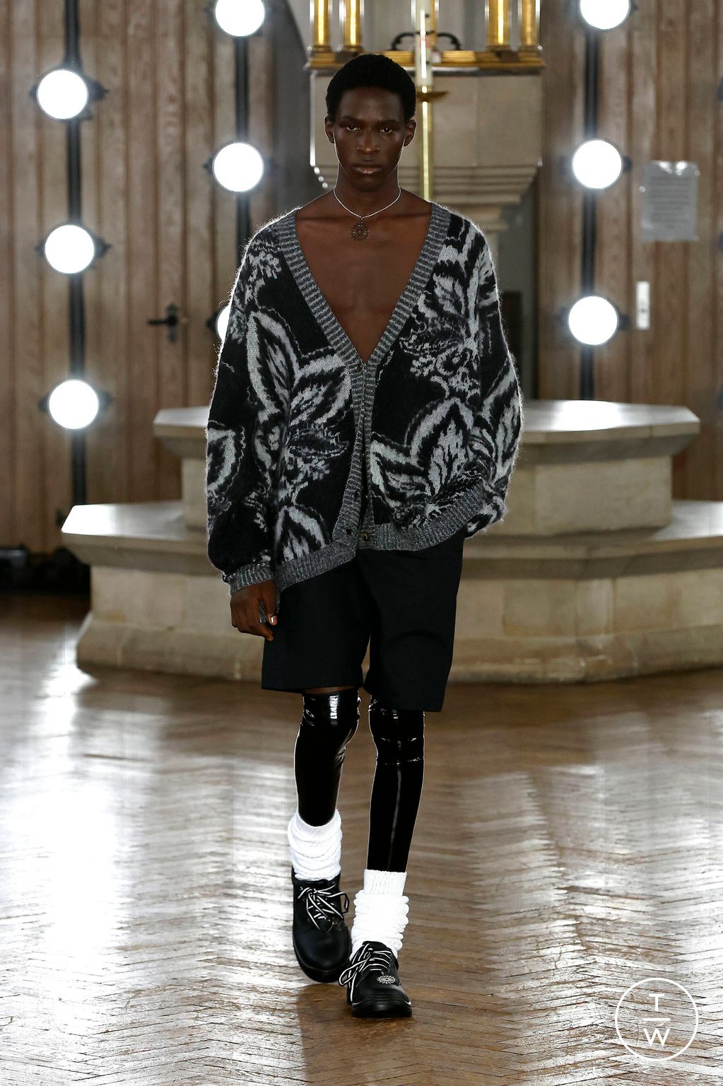 Fashion Week London Spring/Summer 2024 look 12 from the EDWARD CRUTCHLEY collection 女装