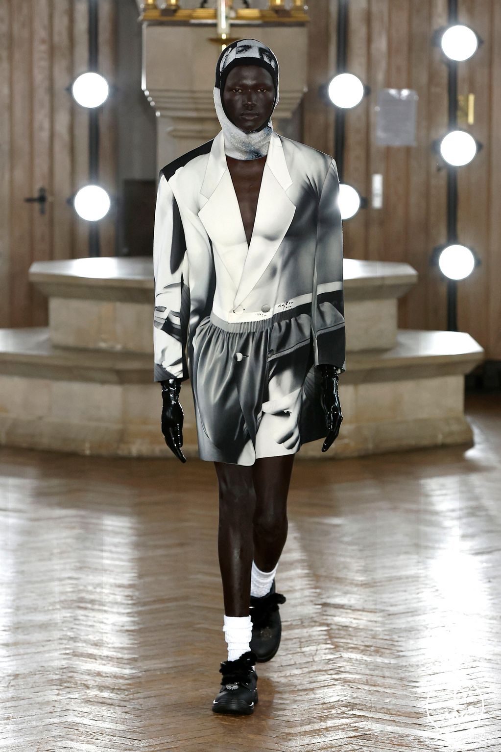 Fashion Week London Spring/Summer 2024 look 18 from the EDWARD CRUTCHLEY collection 女装
