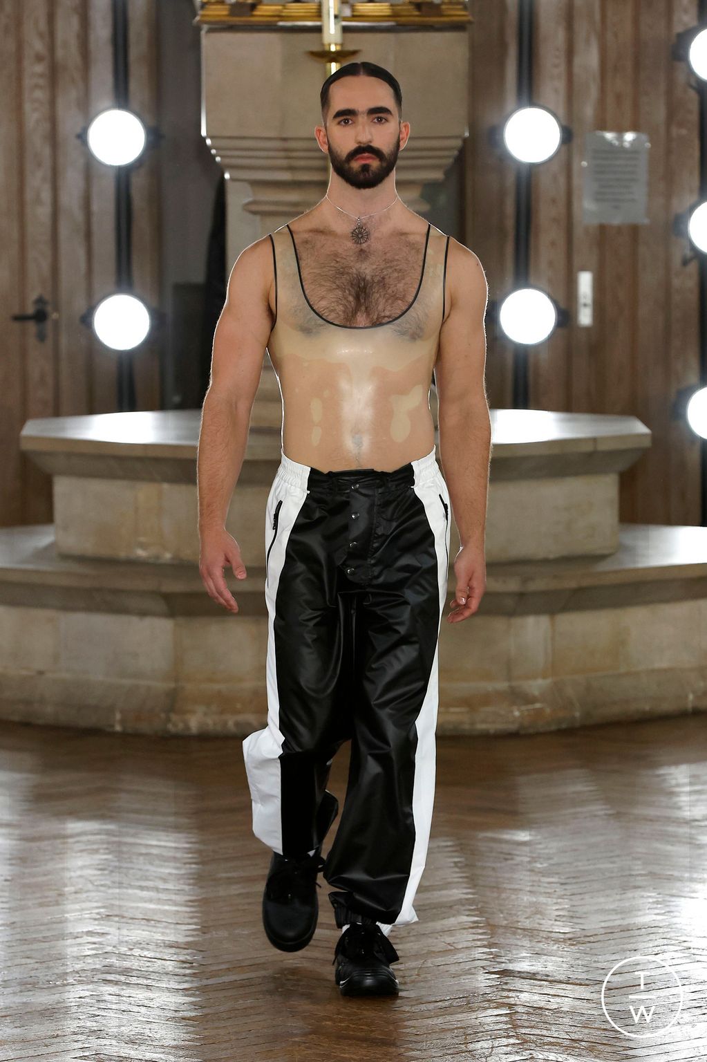 Fashion Week London Spring/Summer 2024 look 25 from the EDWARD CRUTCHLEY collection womenswear