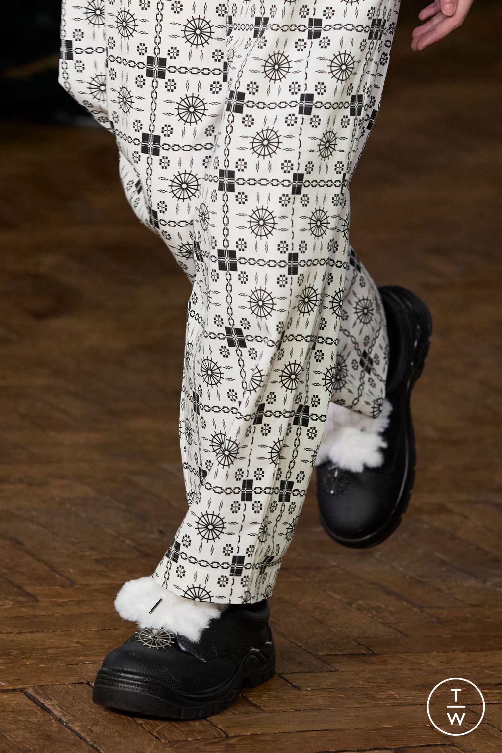 Fashion Week London Spring/Summer 2024 look 18 from the EDWARD CRUTCHLEY collection womenswear accessories