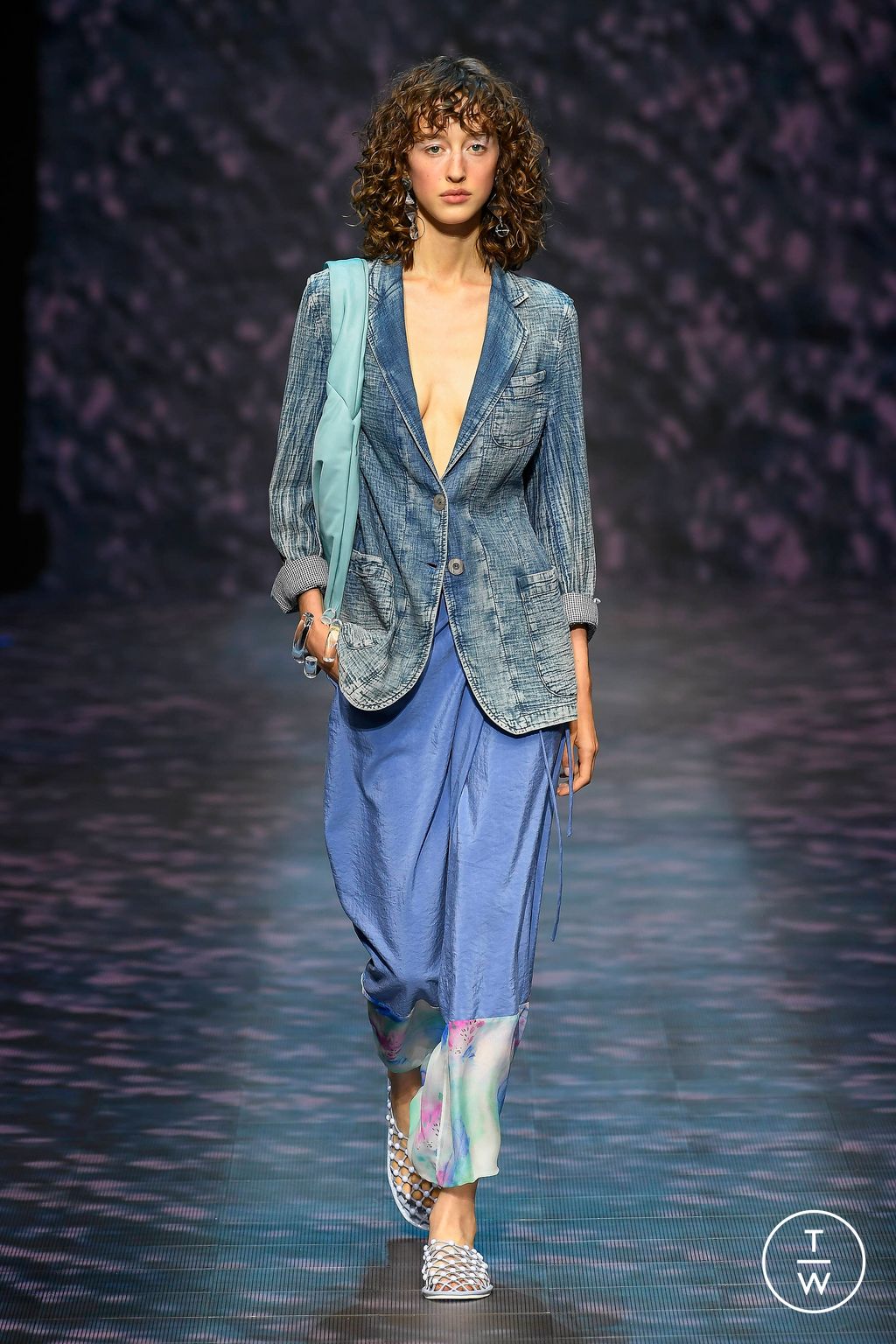 Fashion Week Milan Spring/Summer 2023 look 25 from the Emporio Armani collection womenswear