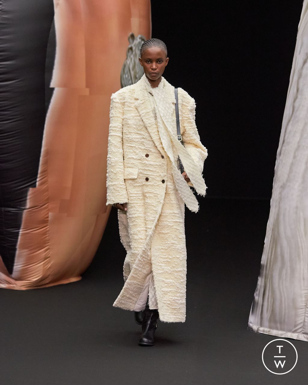 Fashion Week Paris Fall/Winter 2023 look 27 from the EENK collection womenswear