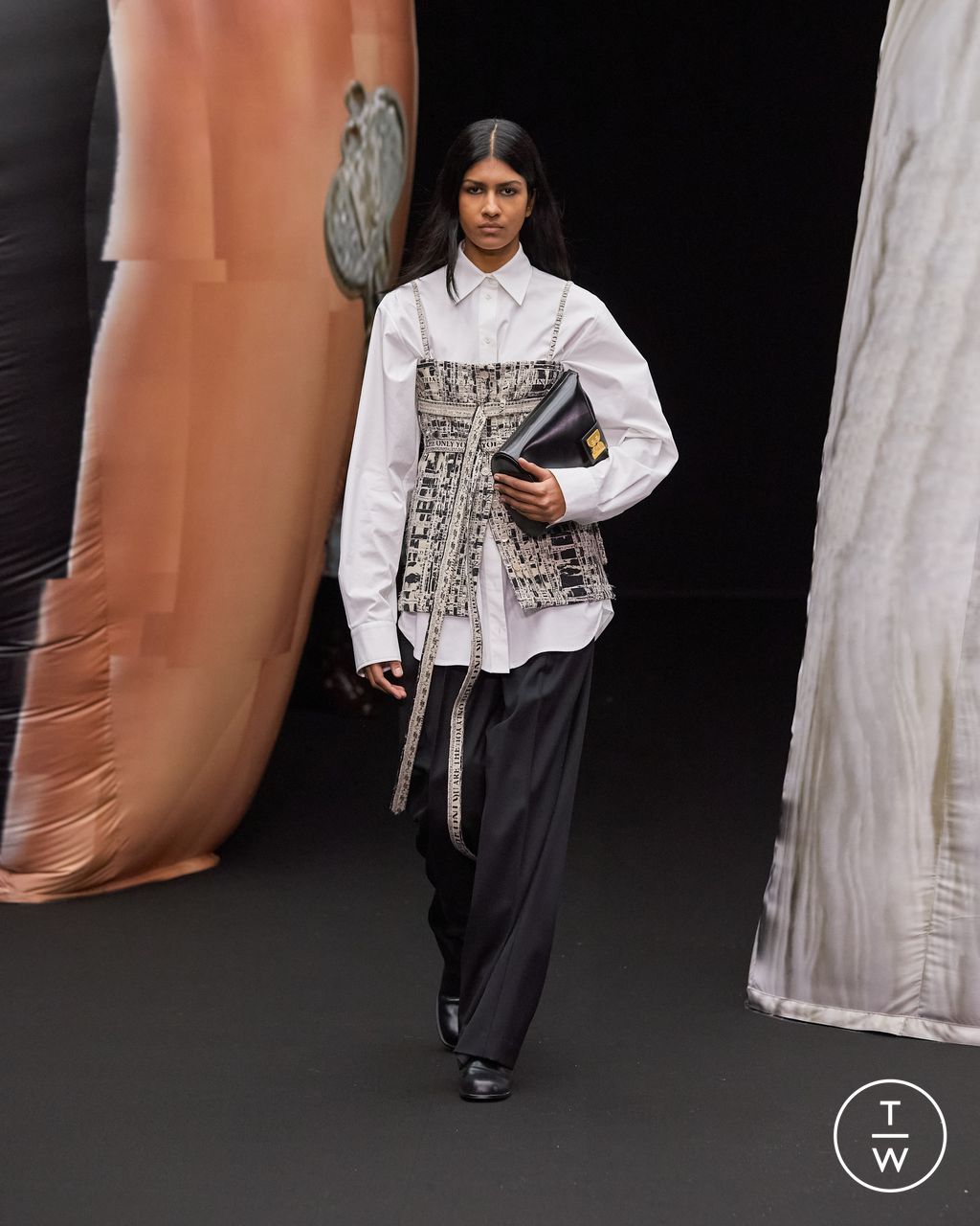 Fashion Week Paris Fall/Winter 2023 look 30 from the EENK collection womenswear
