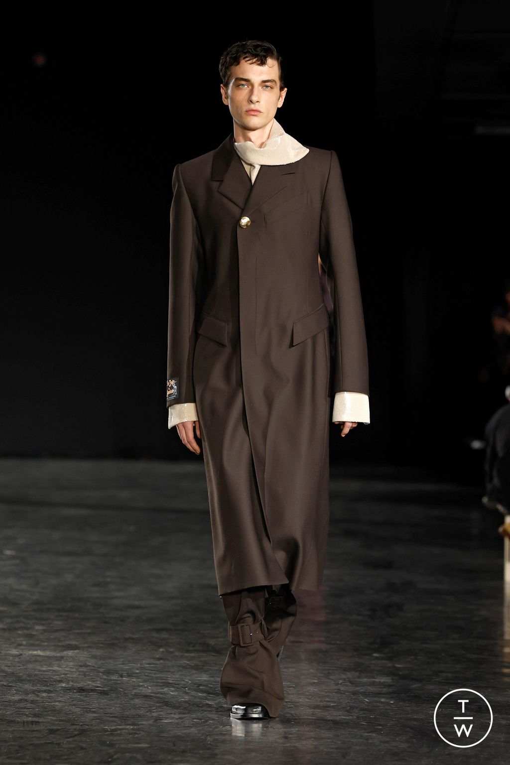 Fashion Week Paris Fall/Winter 2025 look 18 de la collection EGONlab menswear