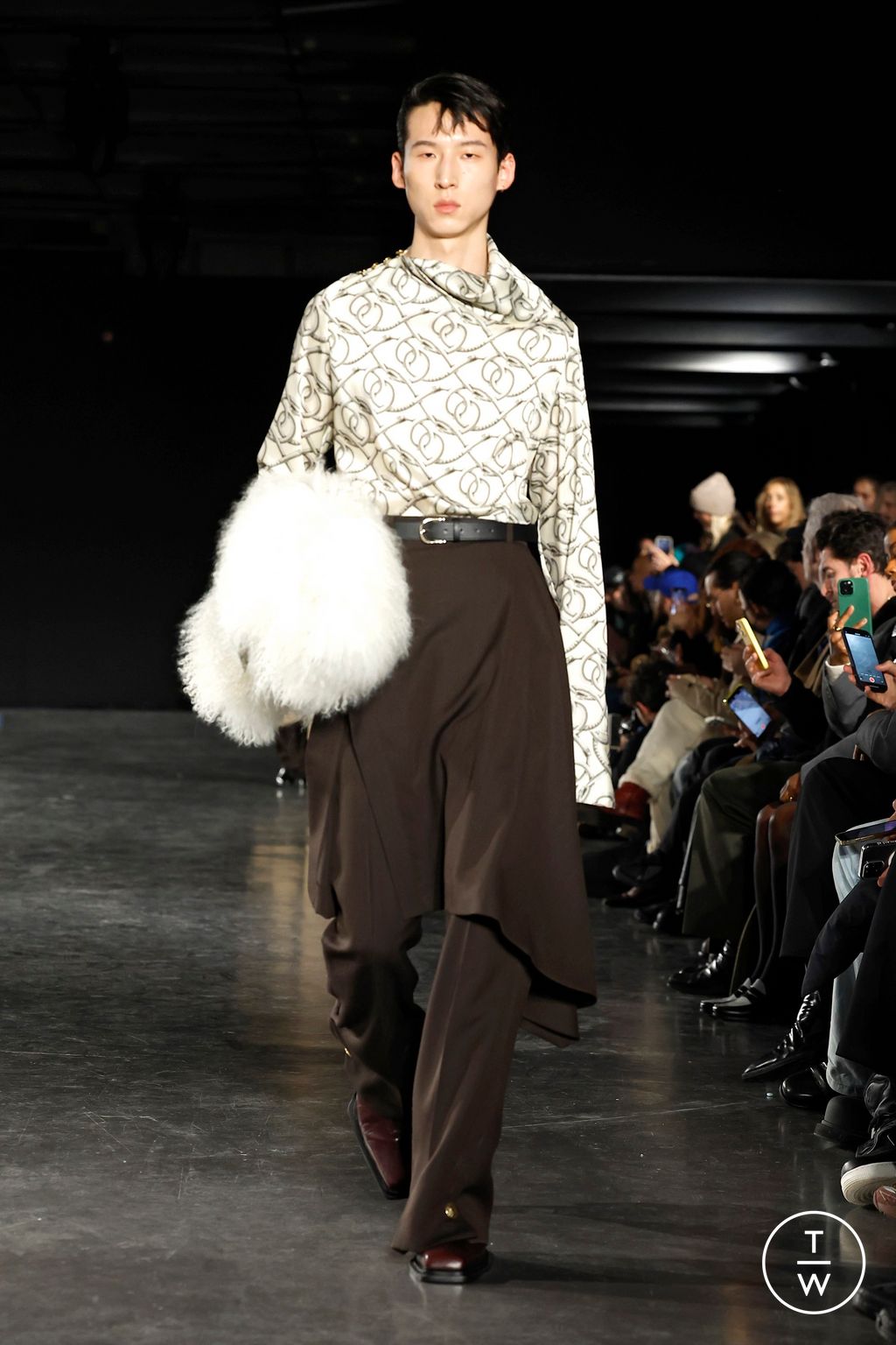 Fashion Week Paris Fall/Winter 2025 look 34 de la collection EGONlab menswear