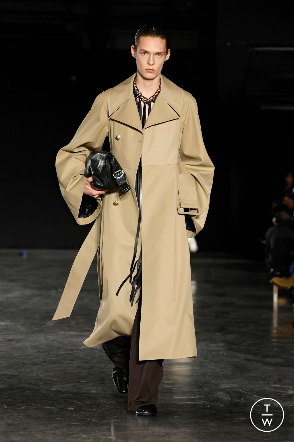 Fashion Week Paris Fall/Winter 2025 look 35 de la collection EGONlab menswear