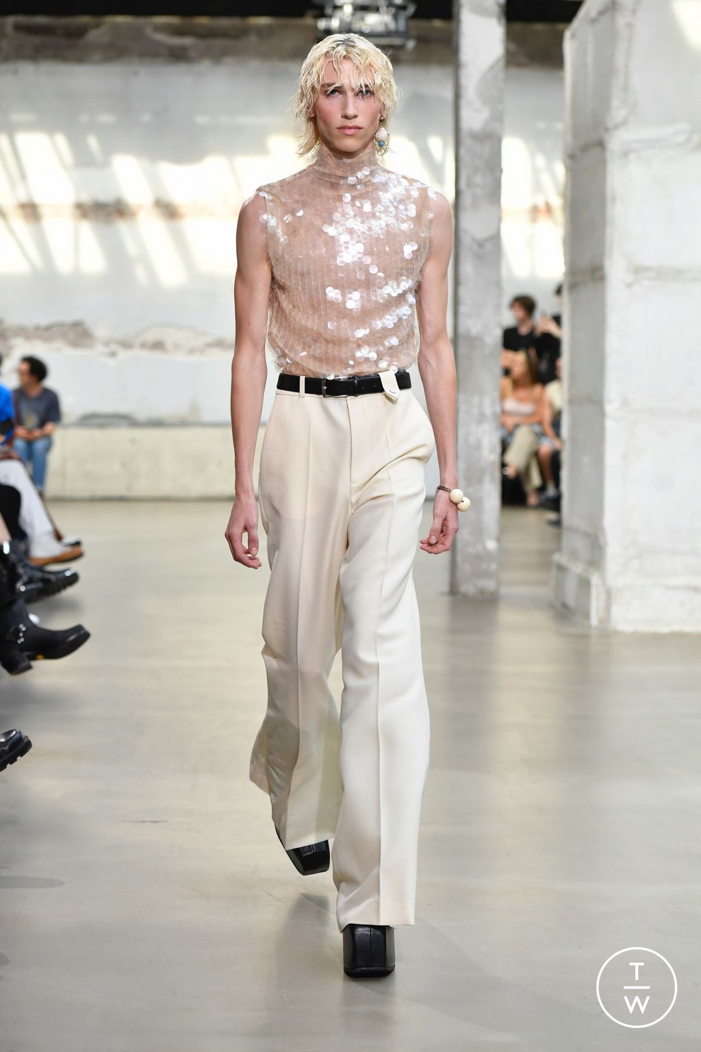 Fashion Week Paris Spring/Summer 2023 look 2 from the EGONlab collection 男装