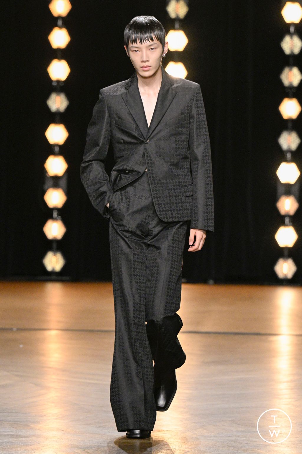 Fashion Week Paris Spring/Summer 2024 look 20 from the EGONlab collection 男装