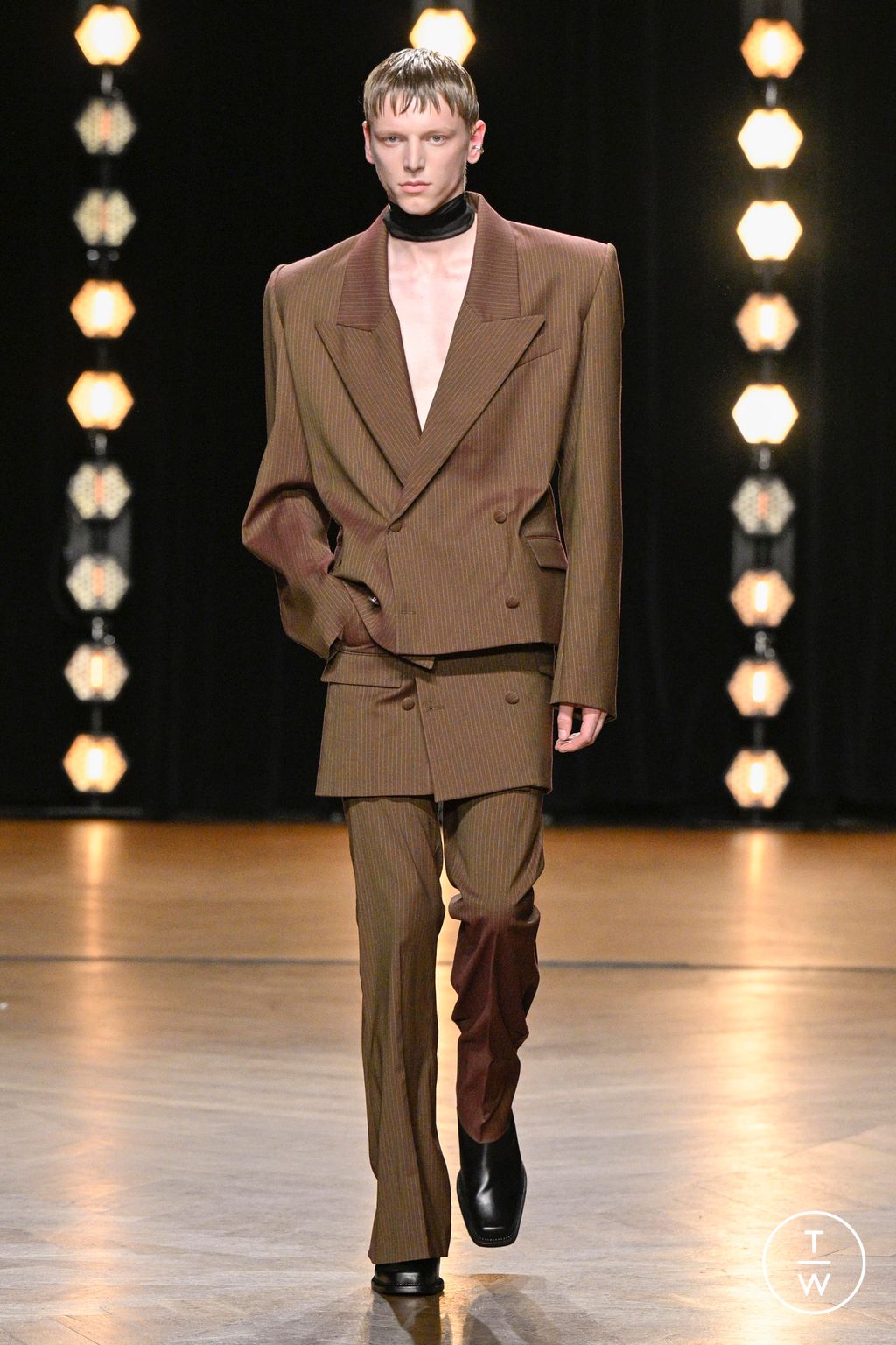 Fashion Week Paris Spring/Summer 2024 look 36 from the EGONlab collection 男装