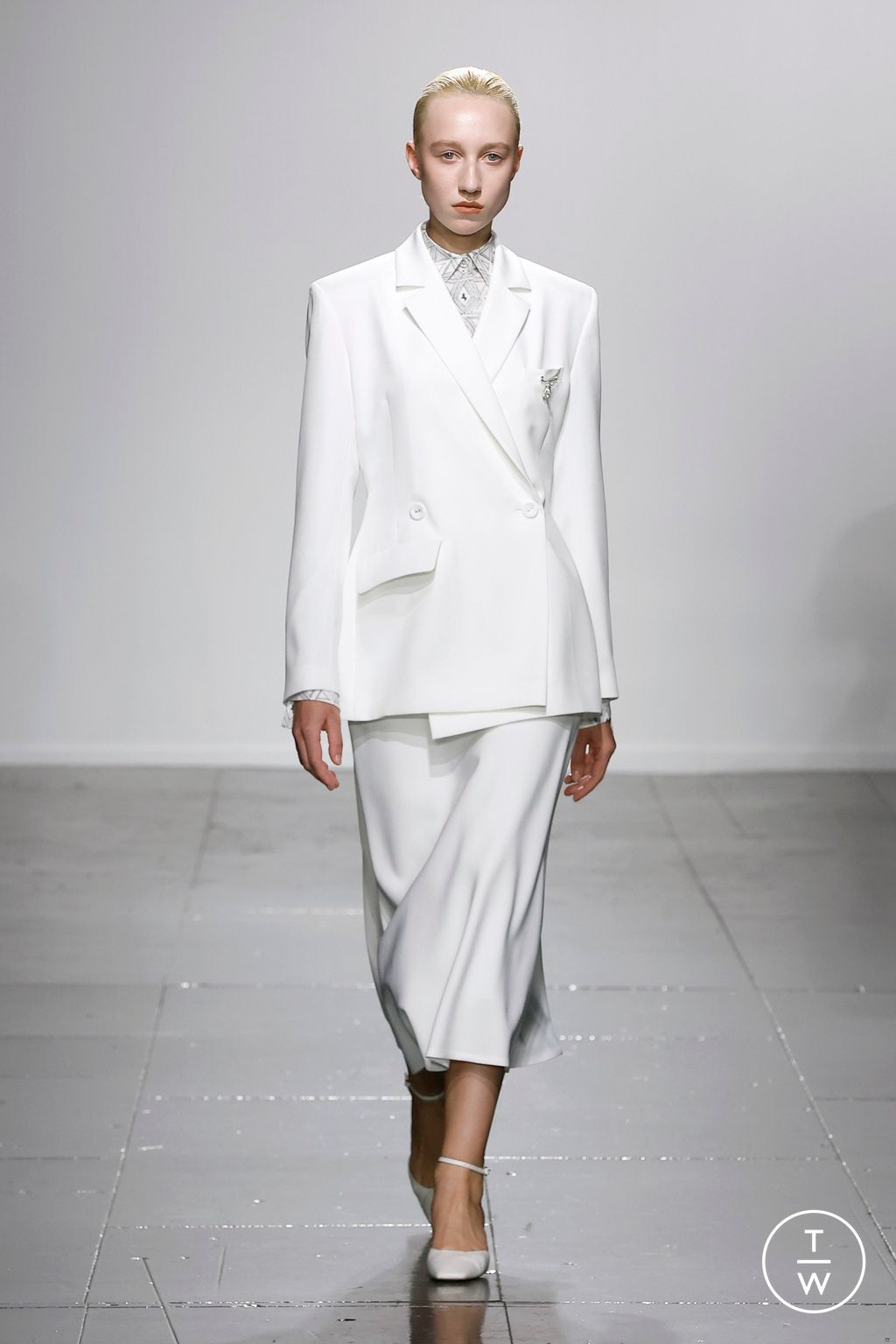 Fashion Week London Spring/Summer 2024 look 2 from the ELENAREVA collection 女装