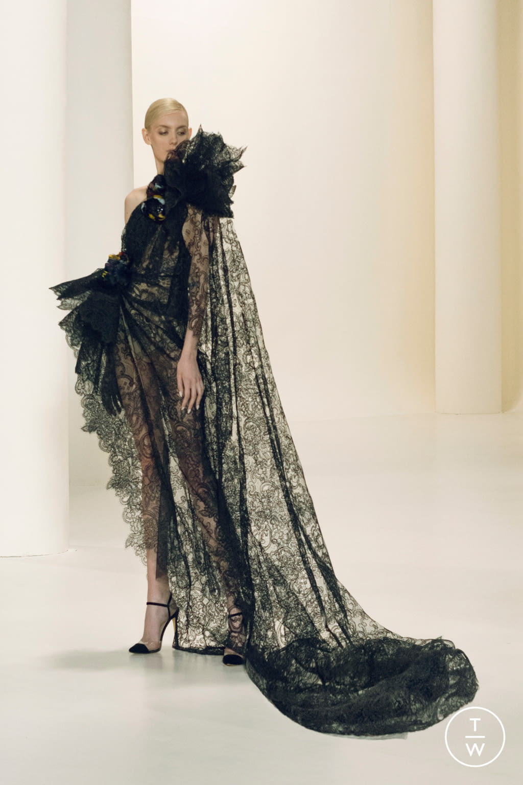 Fashion Week Paris Fall/Winter 2021 look 2 de la collection Elie Saab couture