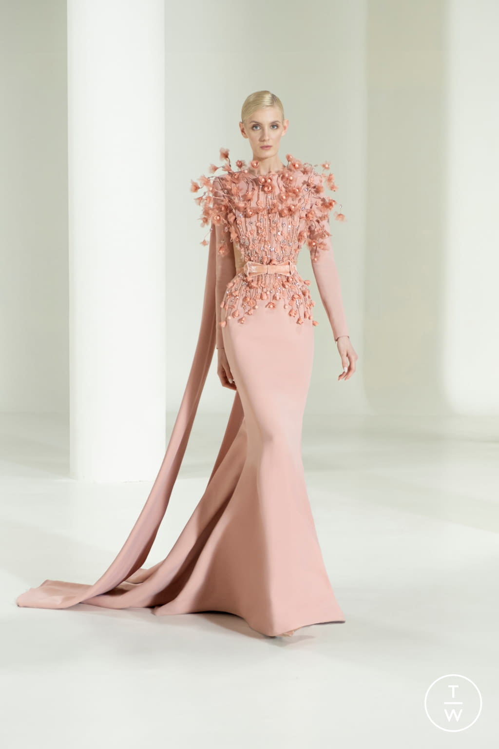 Fashion Week Paris Fall/Winter 2021 look 19 from the Elie Saab collection 高级定制