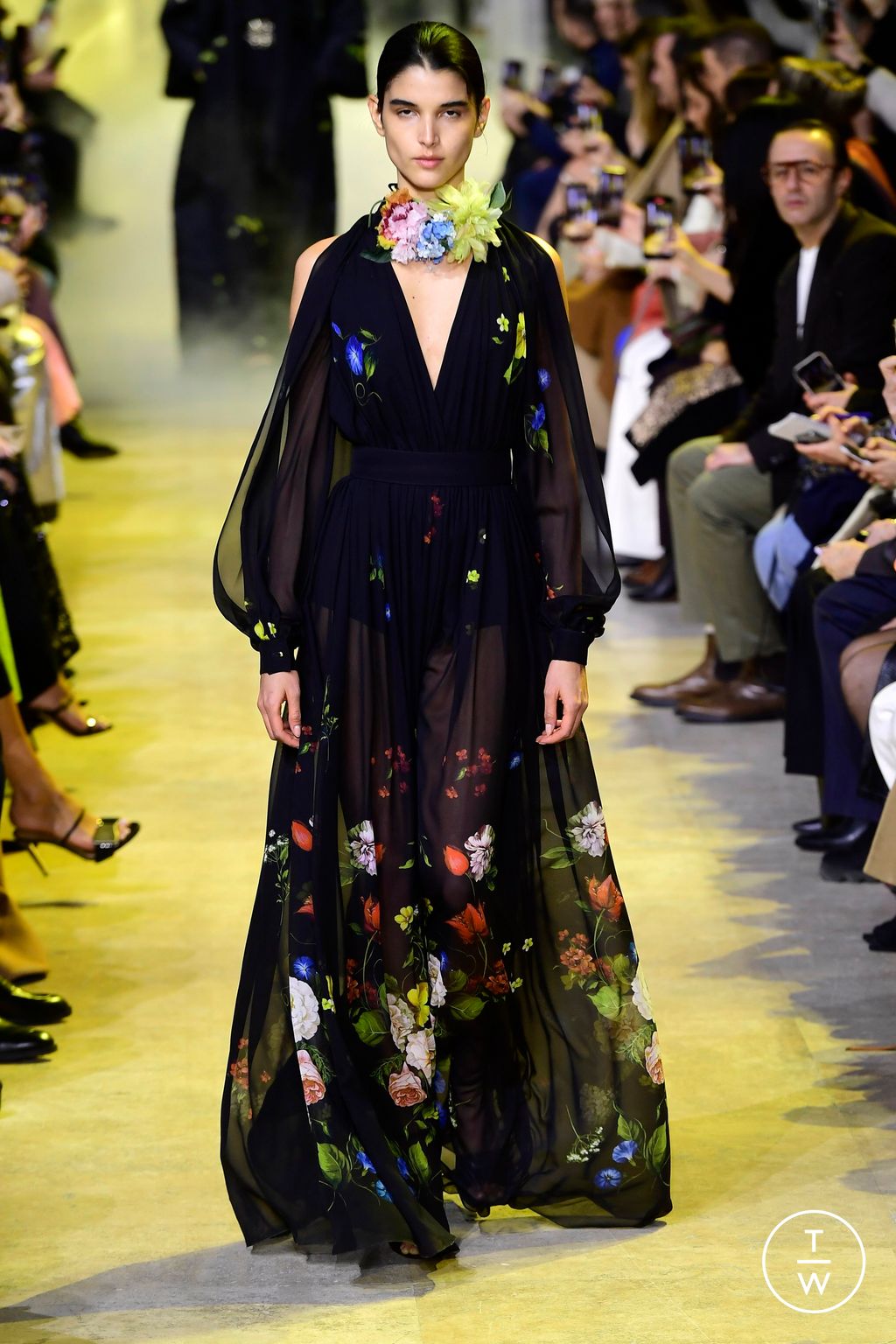 Fashion Week Paris Fall/Winter 2023 look 2 de la collection Elie Saab womenswear