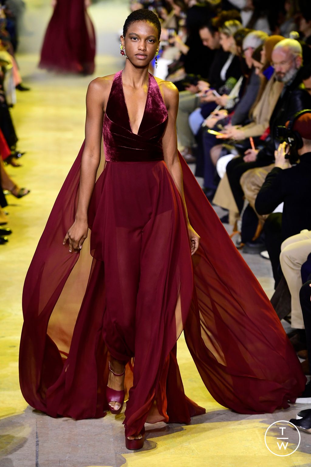 Fashion Week Paris Fall/Winter 2023 look 16 from the Elie Saab collection 女装