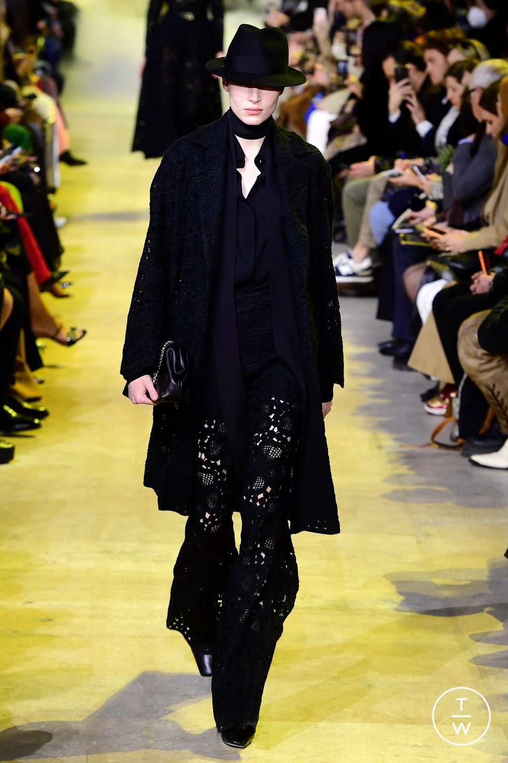 Fashion Week Paris Fall/Winter 2023 look 25 de la collection Elie Saab womenswear